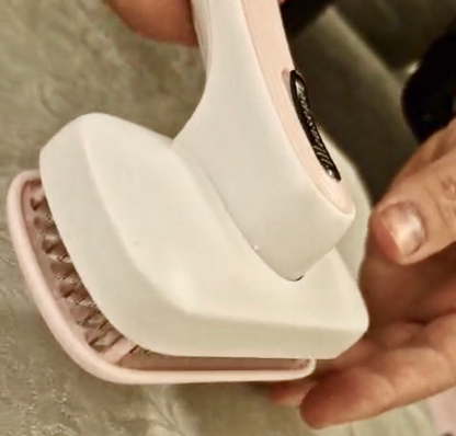 Auto-Clean Pet Brush