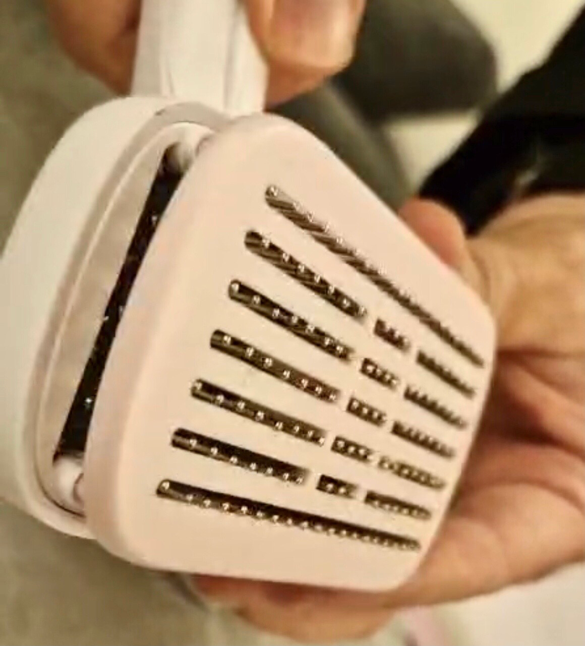 Auto-Clean Pet Brush